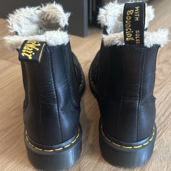 DR MARTENS BOOTS 2976 WOMEN'S FAUX FUR LINED CHELSEA - Picture 3 of 3